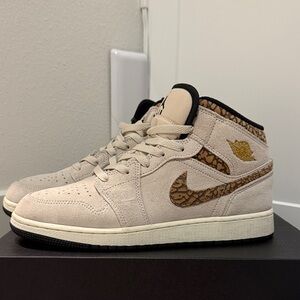 Jordan Air Mid SE in Light Orewood and Black